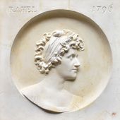 Der Gipsabguss portraitiert Rahel Varnhagen von Ense in jungen Jahren. Sie trägt ein breites Haarband über ihren kurzen gelockten Haaren und richtet ihren Kopf zur rechten Seite hin.