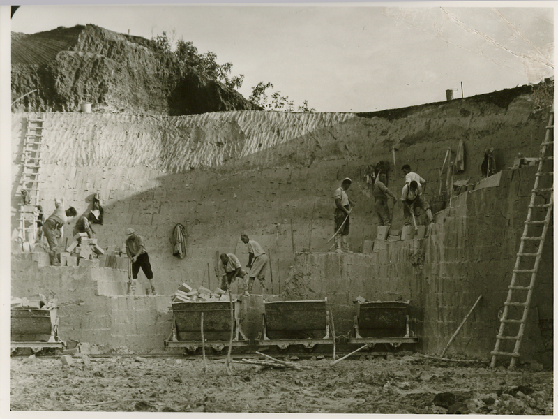 Historische Fotografie, in einer Grube stechen mehrere Männer Ton aus.
