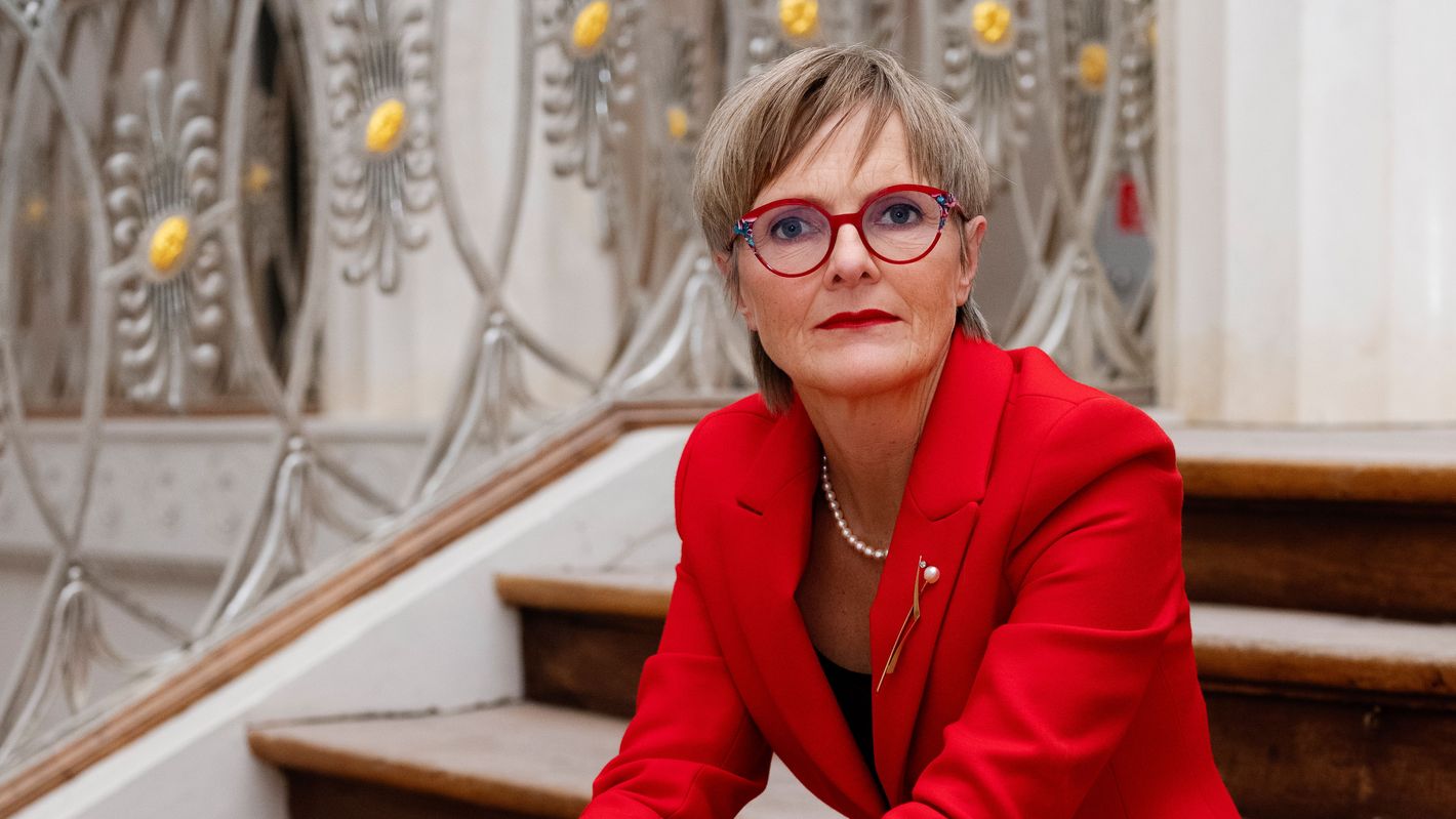 Stiftungspräsidentin Ulrike Lorenz sitzt auf einer Treppe im Schloss