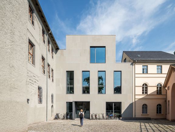 Herzogin Anna Amalia Bibliothek Blick auf den Eingang des Studienzentrums mit Fahrrädern und Besucherin