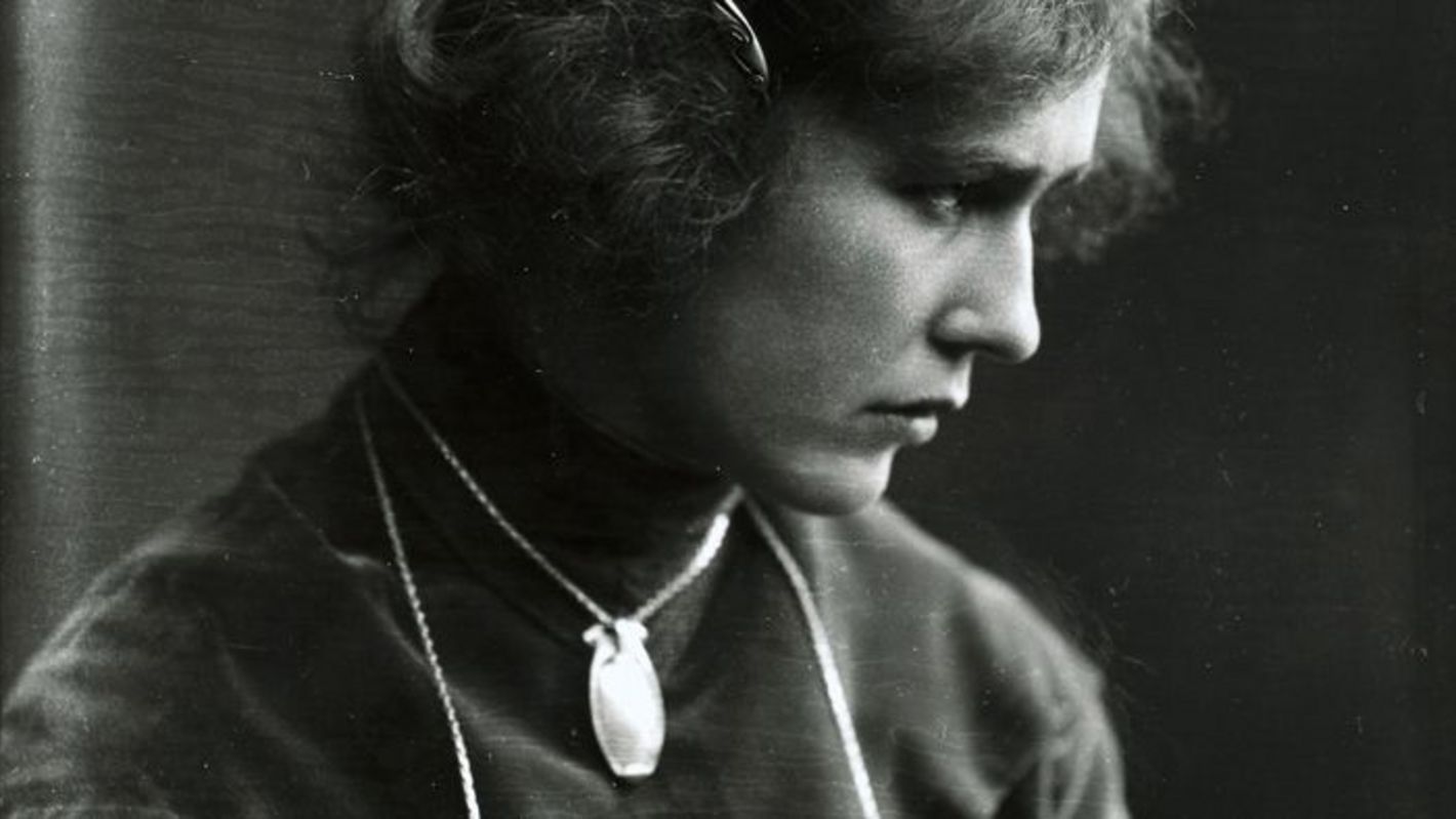 Erica von Scheel mit einer Haarspange und dem für sie entworfenen Anhänger von Henry van de Velde, 1905