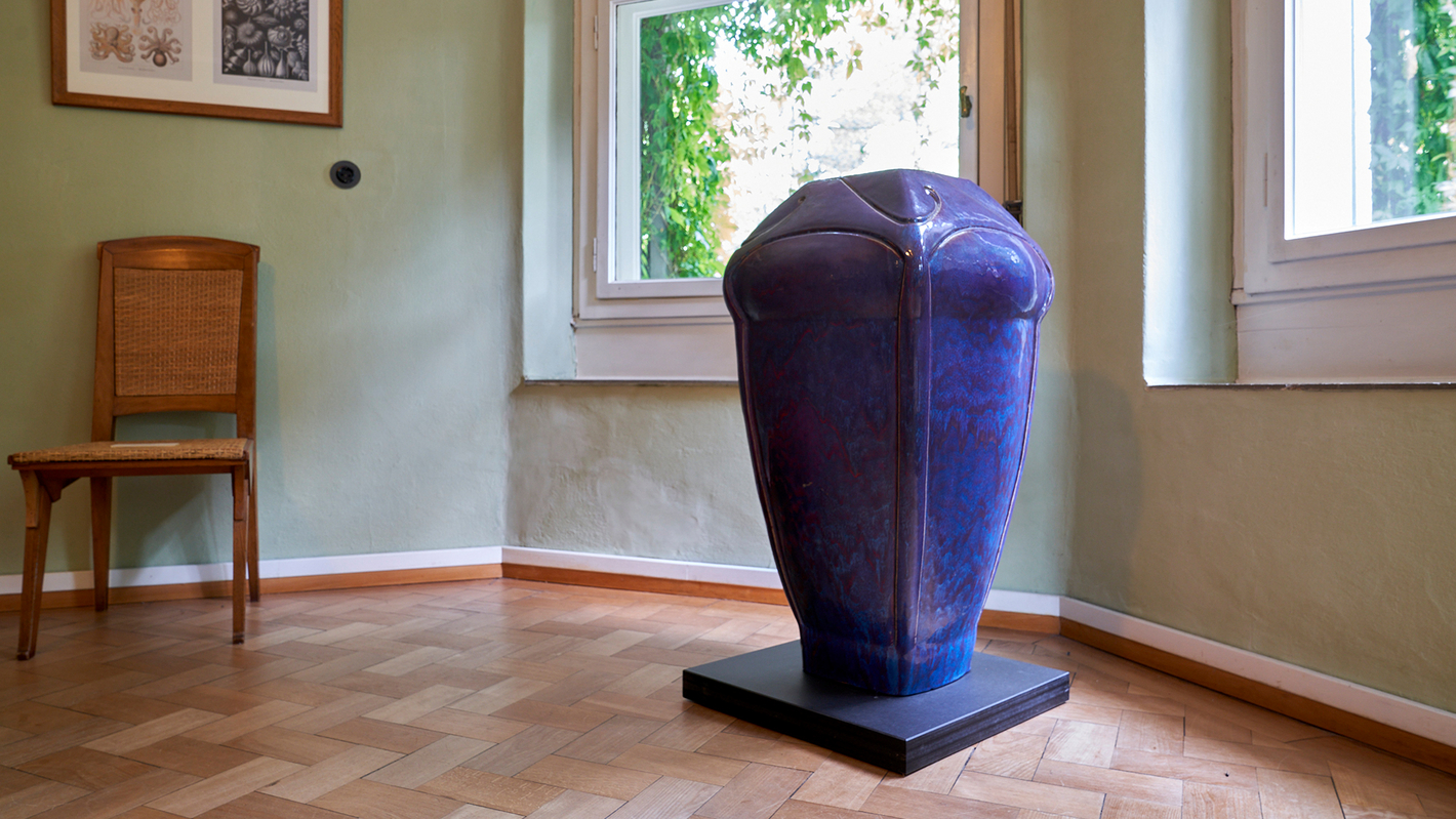 Eine lila Vase steht in der Nische im Esszimmer im Haus Hohe Pappeln